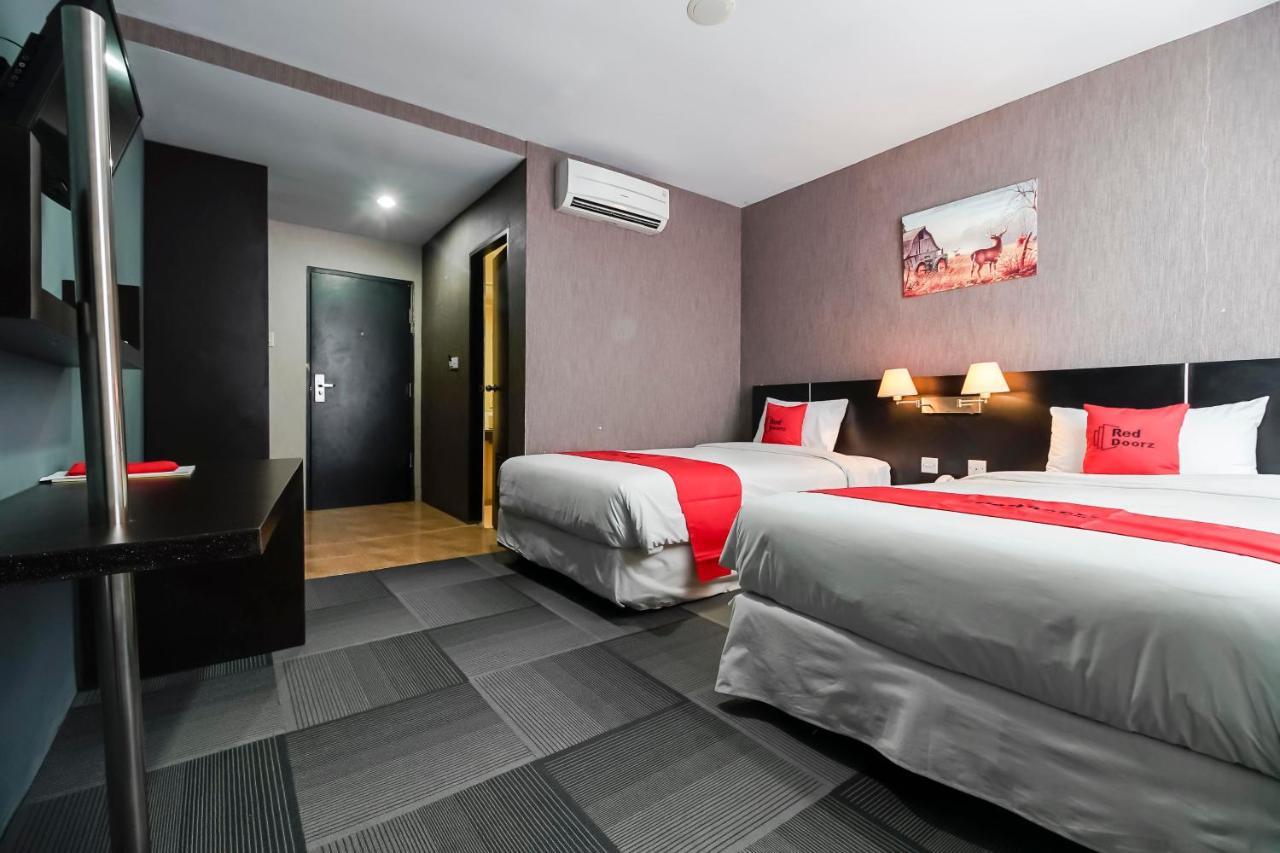 Reddoorz Premium Near Pantai Losari 2 Hotel Makassar Bagian luar foto