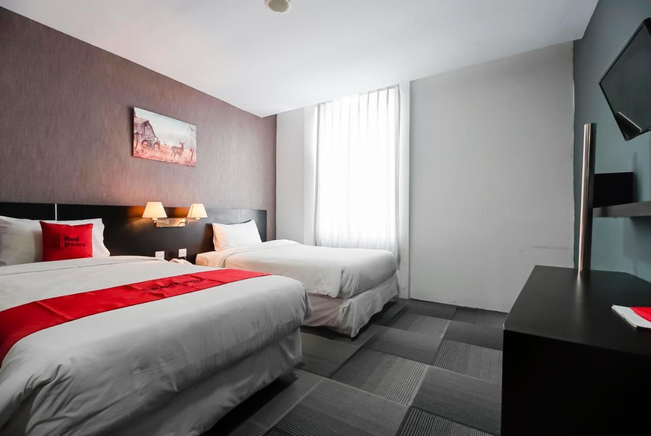 Reddoorz Premium Near Pantai Losari 2 Hotel Makassar Bagian luar foto